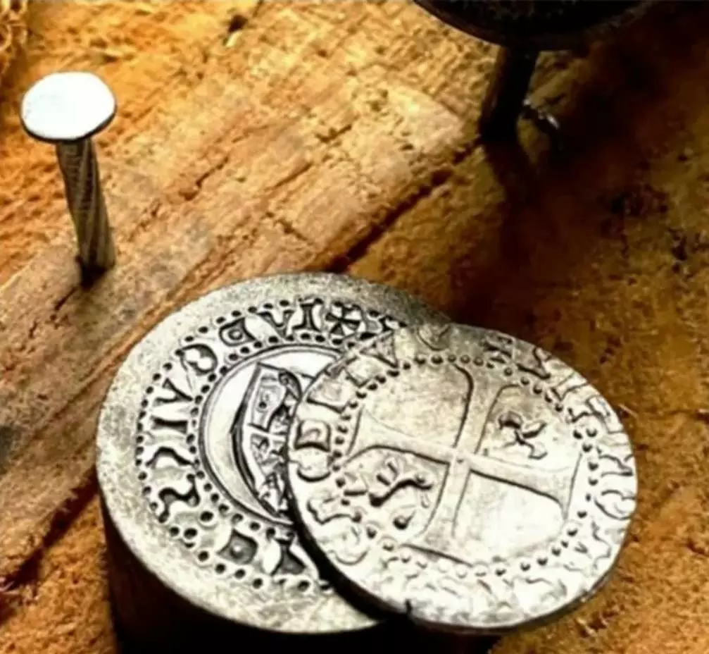 Pièces, bijoux et petits objets à examiner avant un débarras