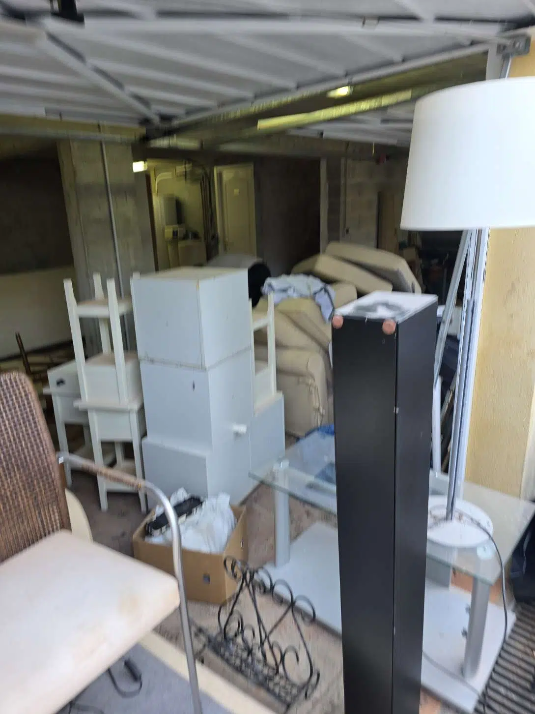 Garage encombré de meubles et objets avant débarras