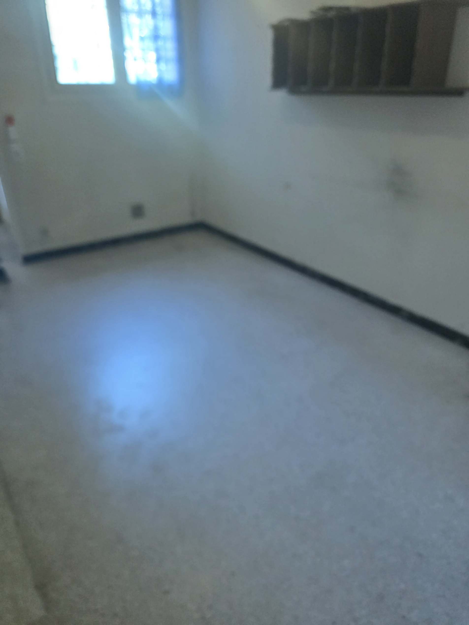 Pièce entièrement vidée après une intervention de débarras dans le Var